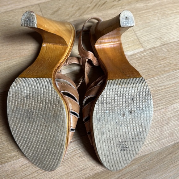 Elegant Tan Leather Sandals - Picture 4 of 4